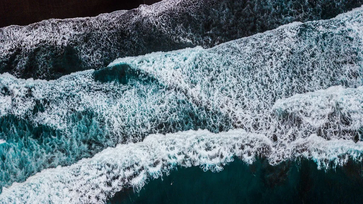 El mar visto desde arriba, con la espuma de las olas